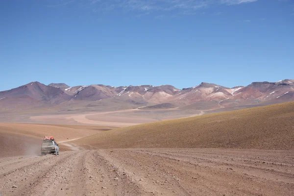 Carro turístico no deserto do Atacama, na Bolívia — Fotografia de Stock