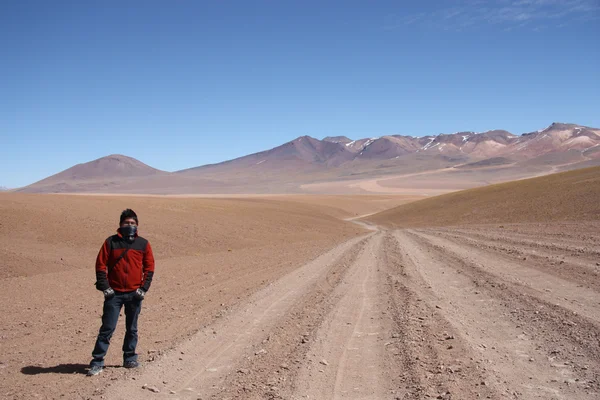 Young man tourist in Atacama Desert in Bolivia — Stok fotoğraf