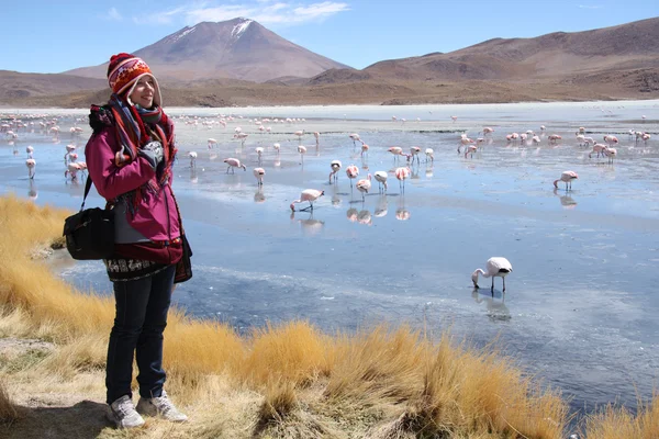 Young woman tourist at the mountain lake in Bolivia — 스톡 사진