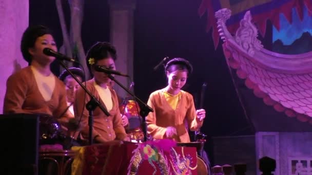 Vorführung von Wasserpuppen im ha noi thang long theater — Stockvideo