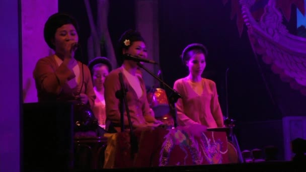 Vietnamesische Sängerinnen im ha noi Puppentheater — Stockvideo