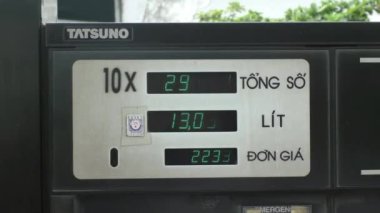 Vietnam bir benzin istasyonunda benzin pompası dijital metre