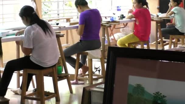 Las costureras trabajan en la fábrica de ropa en Vietnam — Vídeos de Stock