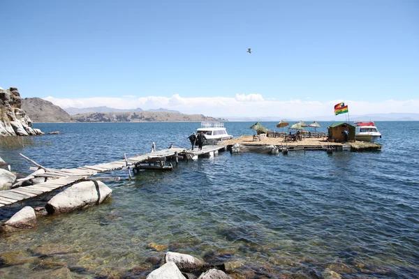 Туристы на плавучем острове на озере Титикака, Боливия — стоковое фото