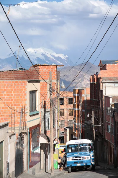 Paisaje urbano de La Paz con Andes y bus en una calle estrecha —  Fotos de Stock