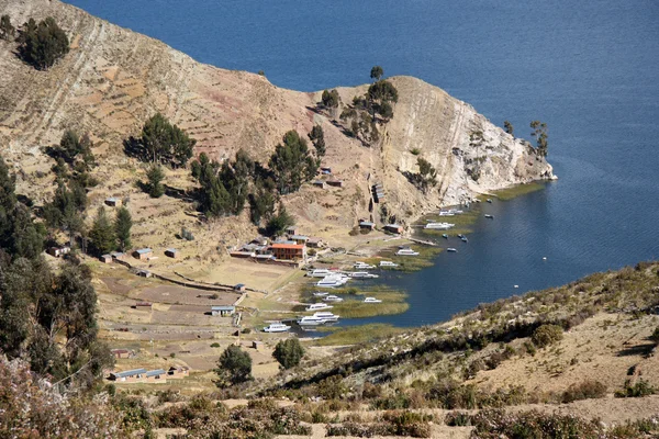 Båtar i en vik på Isla del Sol på Titicacasjön, Bolivia — Stockfoto