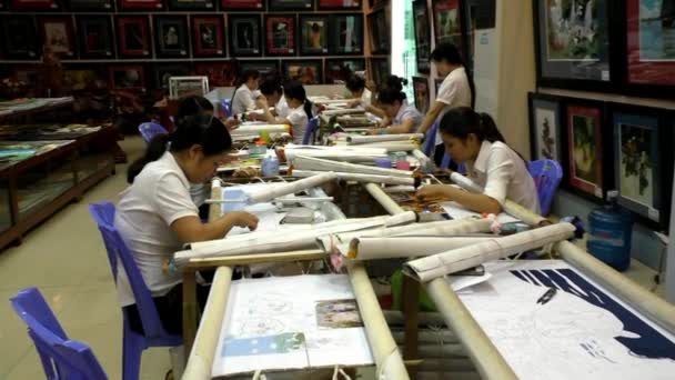 Vietnamská needlewomen práce v továrně oděv — Stock video