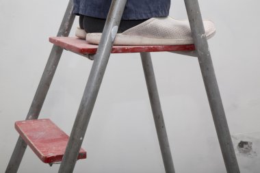 Ev yenileme. Master merdivenin üniformalı