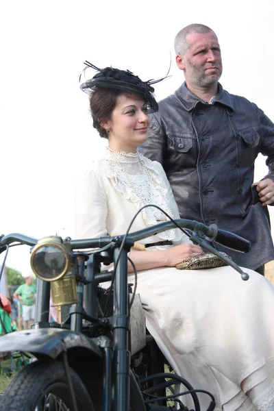 Vintage couple at the motorcycle — Stock Photo, Image