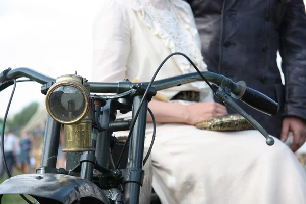 Vintage couple at the motorcycle — Stock Photo, Image