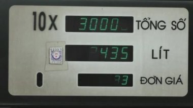 Benzin istasyonunda benzin pompası dijital metre