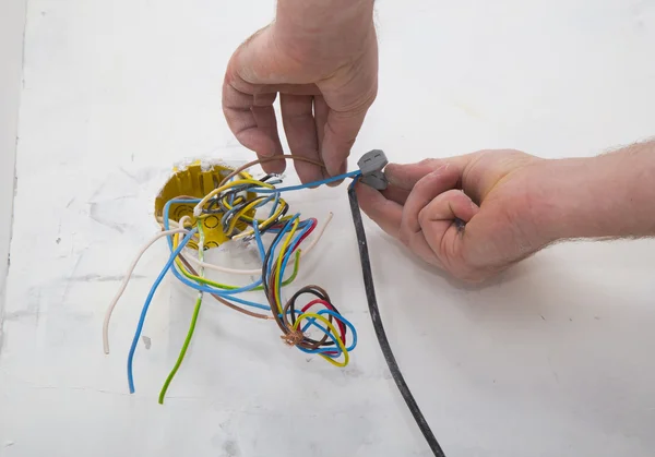 Eletricista mãos instalar fiação — Fotografia de Stock