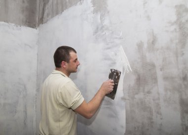 Adam işçisi mala ile macun ilk katmanını uyguluyoruz