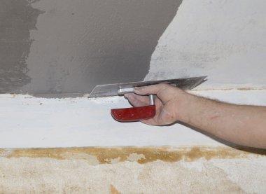 El ile float tavan sıva ile hizalar