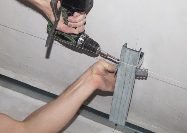 Derleme Alçıpan tavan için bir çerçeve