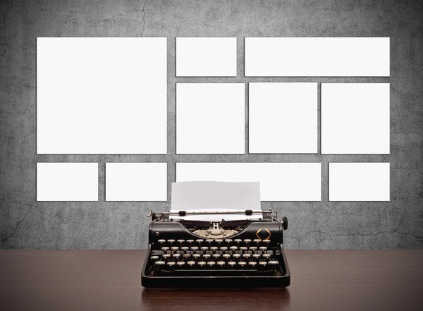 Macchine da scrivere e cartelli in bianco — Foto Stock
