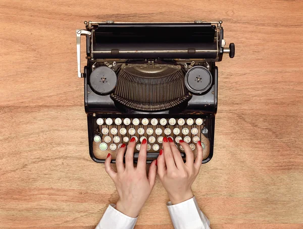 Hands typing on typewriter — Stock Photo, Image