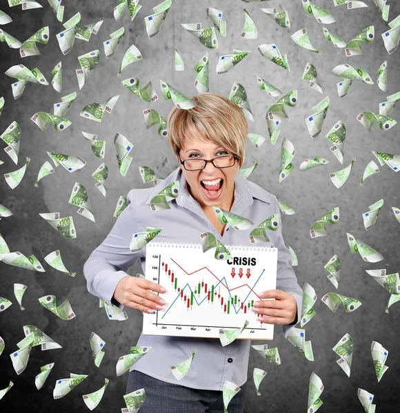 Empresária segurando cartaz com gráfico de crise — Fotografia de Stock