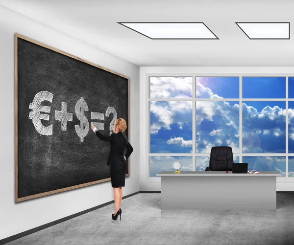 Affärskvinna i klassrummet pekar på tavlan med att dra pengar formel — Stockfoto