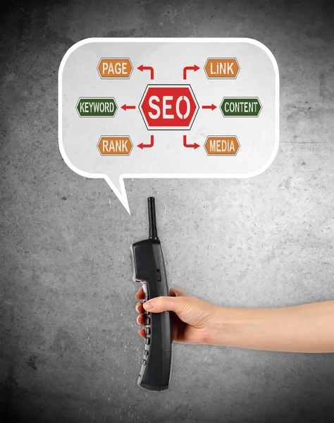 Telefono a mano con think box, concetto di infografica seo — Foto Stock