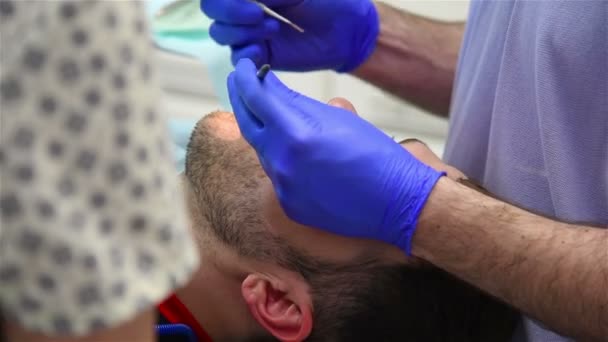 Dentista remove dente — Vídeo de Stock