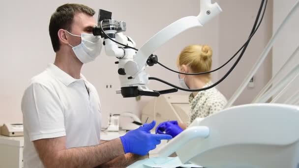 Examen de dentista con microscopio — Vídeos de Stock