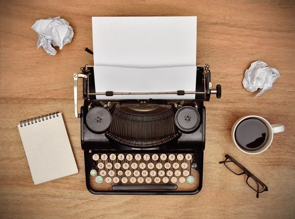Une machine à écrire vintage. Coupe, lunettes et cahiers — Photo
