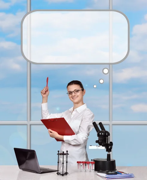 Pensamento de cientista feminino — Fotografia de Stock