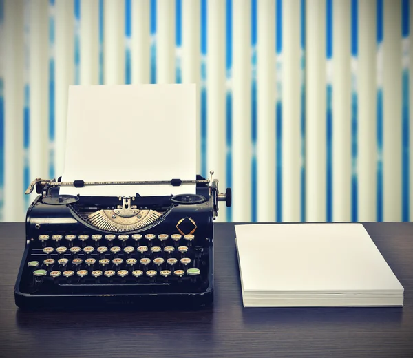 Machine à écrire avec pile de papier blanc — Photo