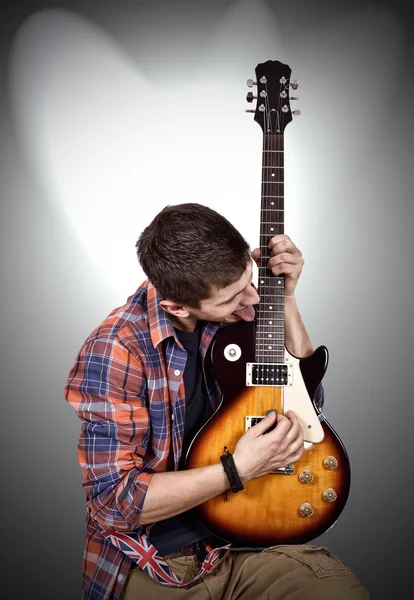 Músico de rock está tocando guitarra elétrica — Fotografia de Stock