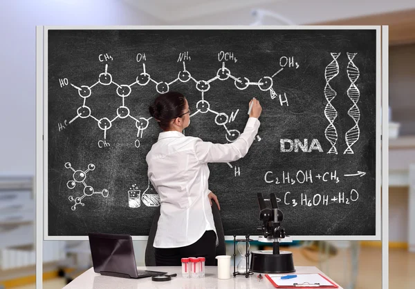 Wetenschappelijk onderzoeker tekening chemische regeling — Stockfoto