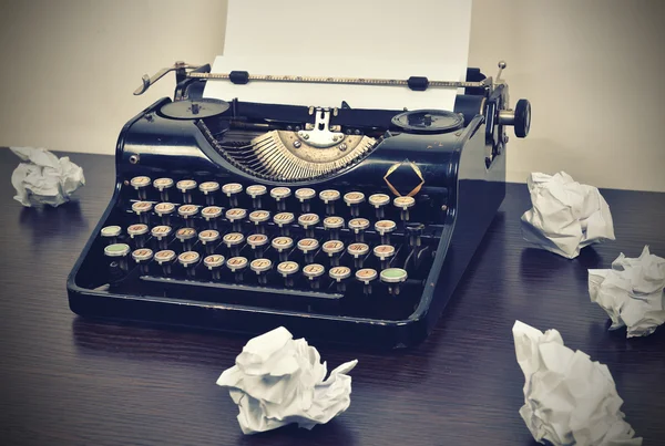 Machine à écrire avec papier froissé — Photo