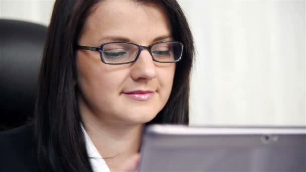 Geschäftsfrau bedient Laptop mit Touchscreen — Stockvideo