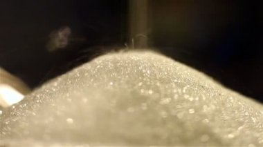 Bir kum saati ile akan sarı kum