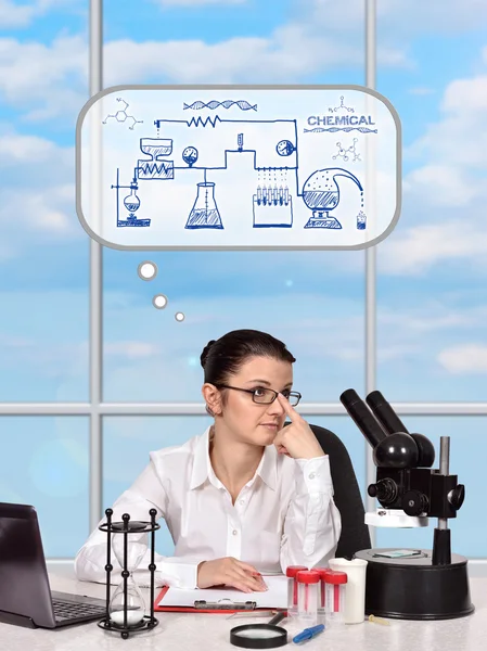 Mujer investigadora científica pensando — Foto de Stock