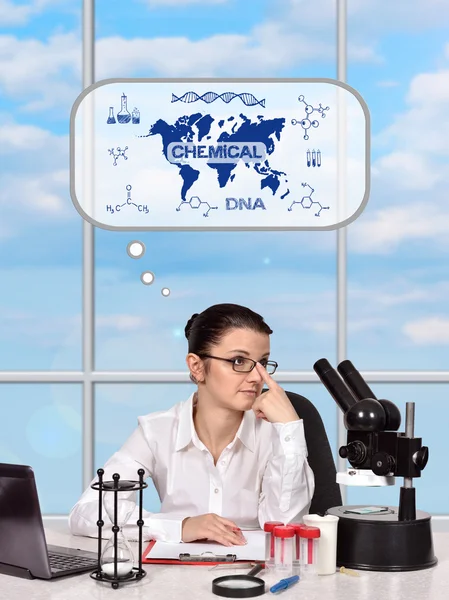 Vrouw te denken over de ontwikkeling van de wetenschap — Stockfoto