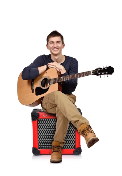 Uomo con chitarra acustica — Foto Stock