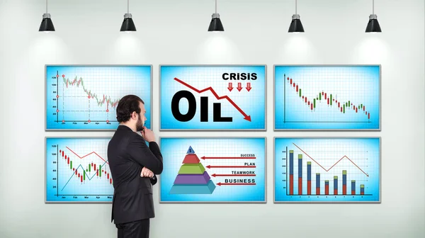 Бизнесмен смотрит на график падения цен на нефть — стоковое фото