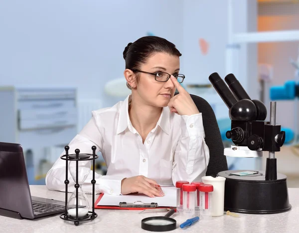 Female scientist sitting in laboratory — Stock Photo, Image