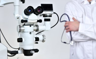 diş hekimi ve mikroskop