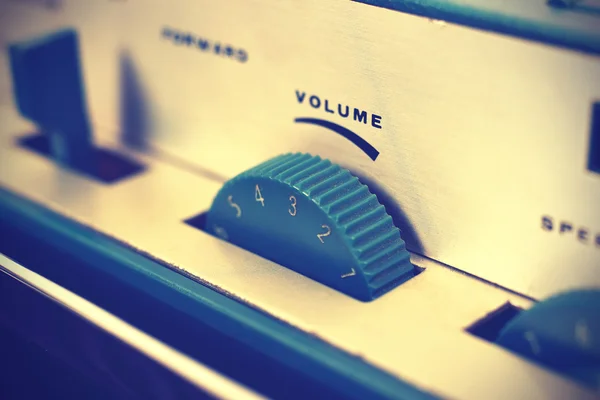 Control de volumen en la grabadora de cinta de carrete. Efecto vintage — Foto de Stock