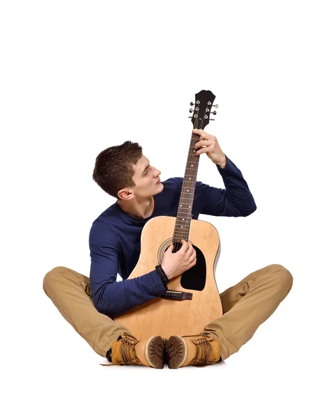 Joven con guitarra acústica — Foto de Stock