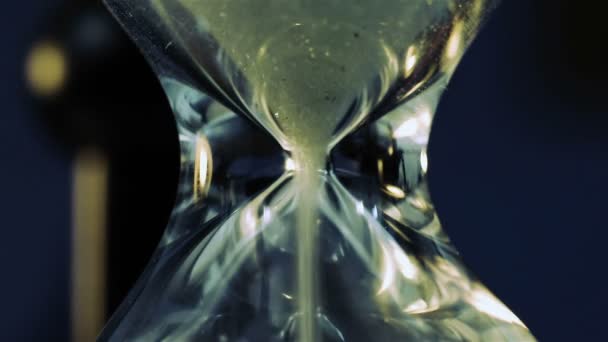 Sand flyter genom ett timglas. Extra närbild — Stockvideo