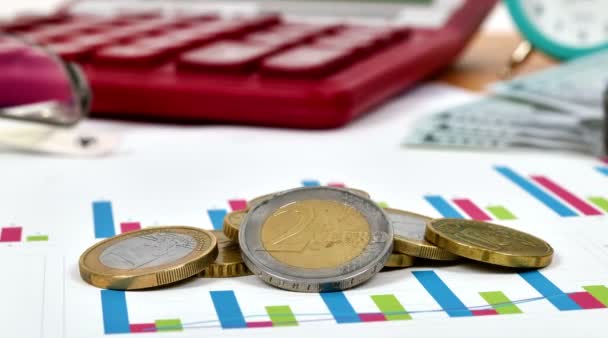 Stapel von Euro-Münzen auf dem Aktiendiagramm, Nahaufnahme — Stockvideo