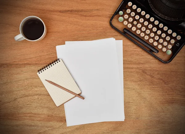 Hoja de papel sobre escritorio escritor — Foto de Stock