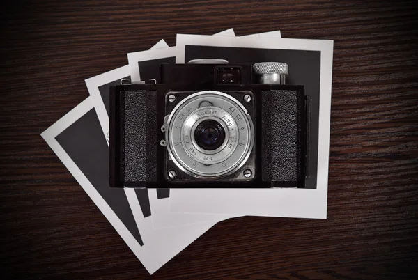 Камера с четырьмя пустыми фотографиями — стоковое фото