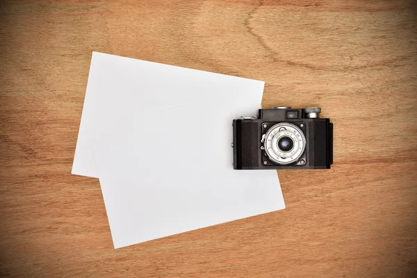 Câmera com dois cartões de foto em branco — Fotografia de Stock