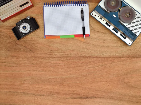 Antiguo objeto retro sobre mesa de madera — Foto de Stock