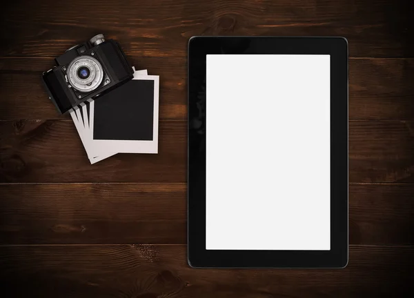 Fotocamera con scheda fotografica vuota e tablet — Foto Stock