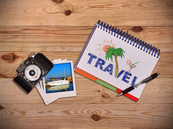 Kamera, Foto och anteckningar med ritning beach holiday koncept. Arbete skrivbord turistinformation. — Stockfoto